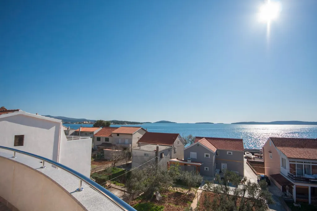 4-Bedroom Apartment in Brodarica for 8 Guests