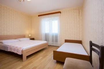 Spacious 5-Bedroom Apartment in Brodarica