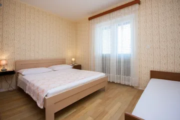 Spacious 5-Bedroom Apartment in Brodarica