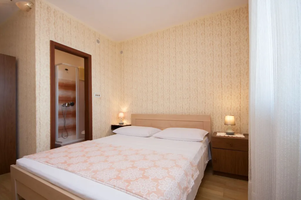 Spacious 5-Bedroom Apartment in Brodarica