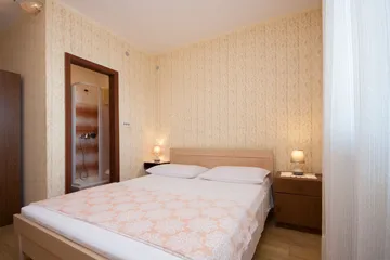 Spacious 5-Bedroom Apartment in Brodarica