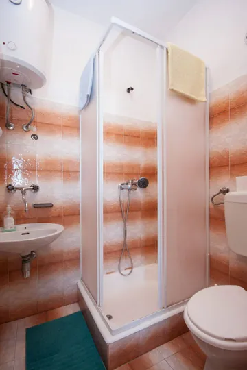 Spacious 5-Bedroom Apartment in Brodarica