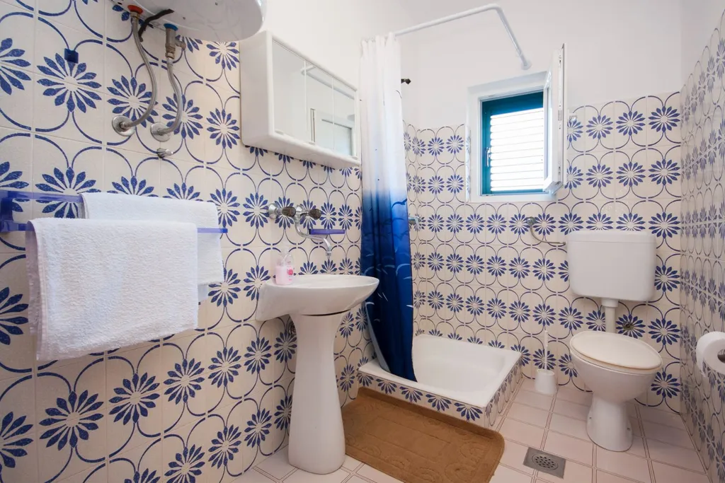 Spacious 5-Bedroom Apartment in Brodarica