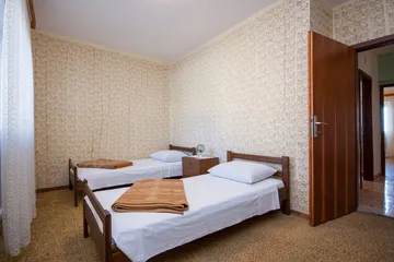 Spacious 5-Bedroom Apartment in Brodarica