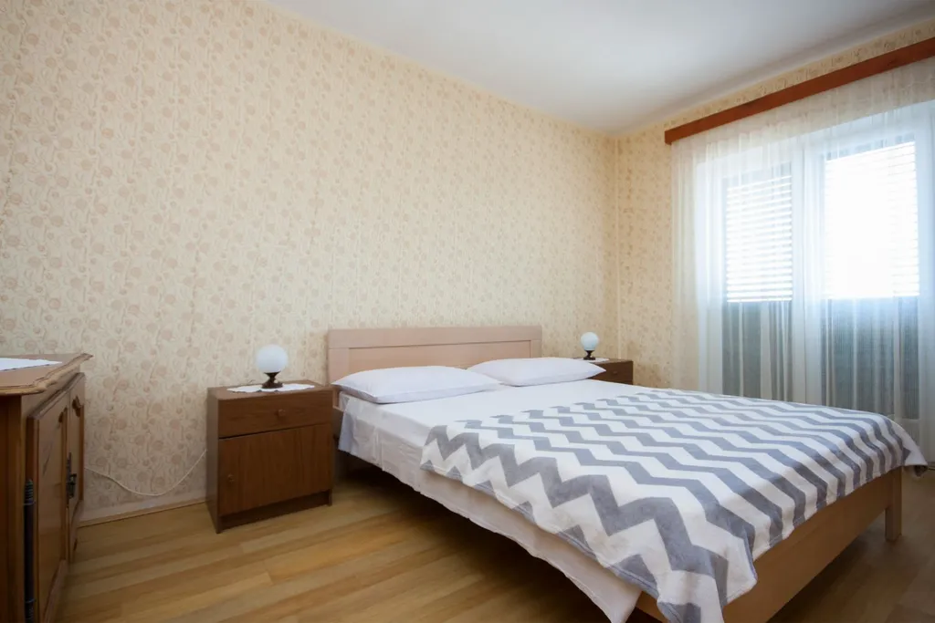 Spacious 5-Bedroom Apartment in Brodarica
