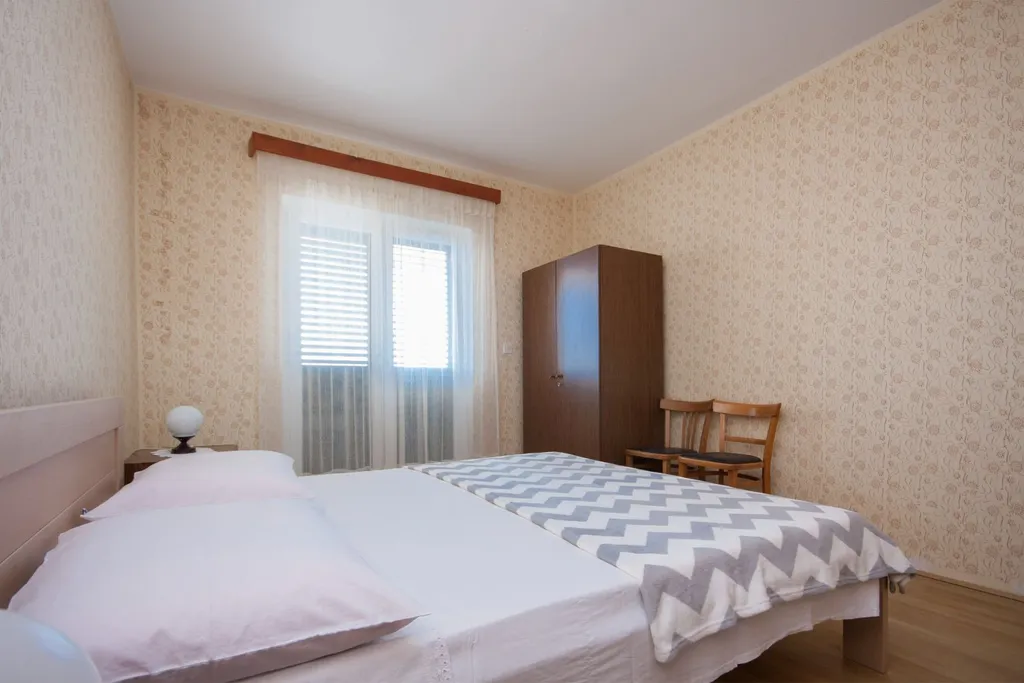 Spacious 5-Bedroom Apartment in Brodarica
