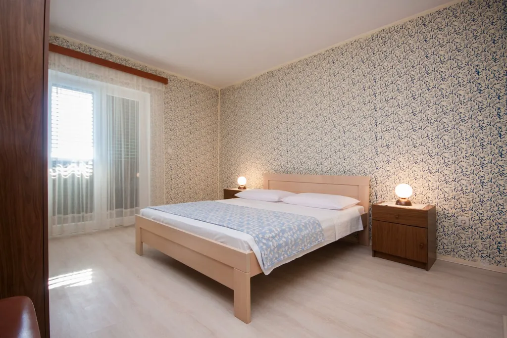 Spacious 5-Bedroom Apartment in Brodarica