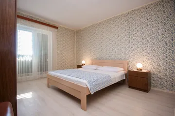 Spacious 5-Bedroom Apartment in Brodarica