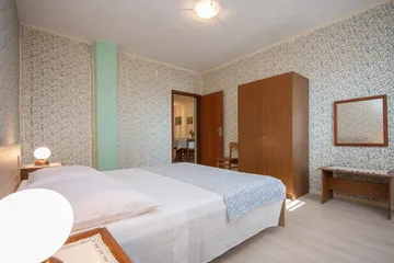 Spacious 5-Bedroom Apartment in Brodarica