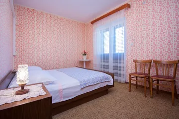 Spacious 5-Bedroom Apartment in Brodarica