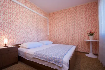 Spacious 5-Bedroom Apartment in Brodarica