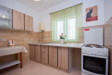 Spacious 5-Bedroom Apartment in Brodarica