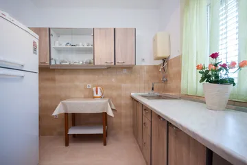 Spacious 5-Bedroom Apartment in Brodarica