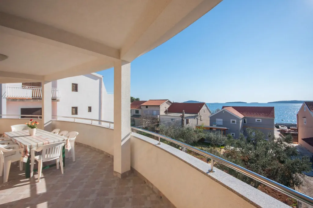 Spacious 5-Bedroom Apartment in Brodarica