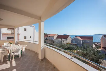 Spacious 5-Bedroom Apartment in Brodarica