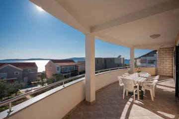 Spacious 5-Bedroom Apartment in Brodarica