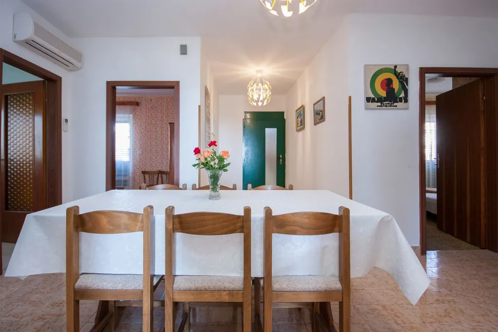 Spacious 5-Bedroom Apartment in Brodarica