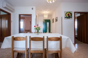 Spacious 5-Bedroom Apartment in Brodarica