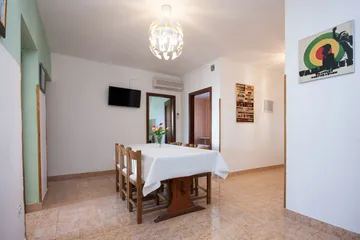 Spacious 5-Bedroom Apartment in Brodarica
