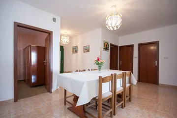 Spacious 5-Bedroom Apartment in Brodarica