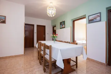 Spacious 5-Bedroom Apartment in Brodarica