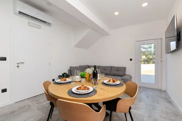 One-Bedroom Apartment in Mali Lošinj for 3-4 Guests