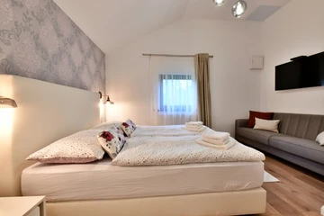 Rakovica 2-Bedroom Apartment with Hot Tub