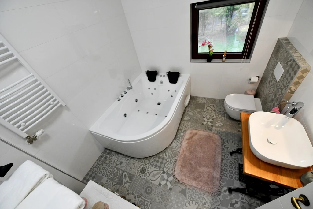Rakovica 2-Bedroom Apartment with Hot Tub