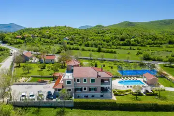 Ružić Villa for Up to 10 Guests