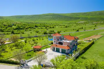 Ružić Villa for Up to 10 Guests