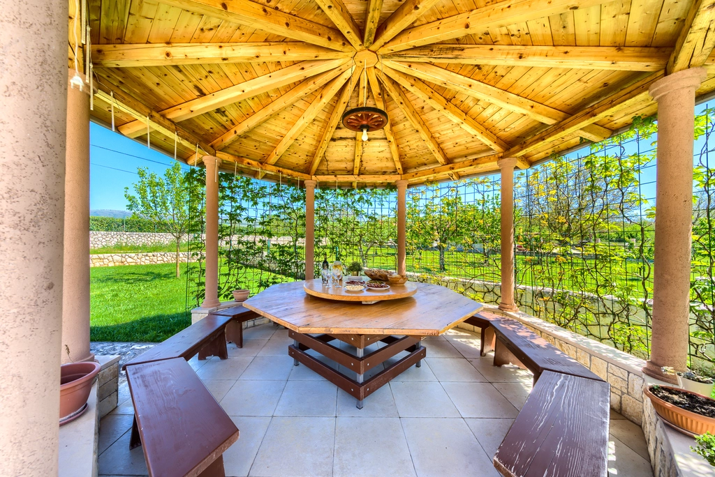 Ružić Villa for Up to 10 Guests