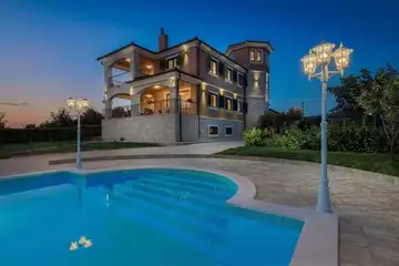 Ružić Villa for Up to 10 Guests