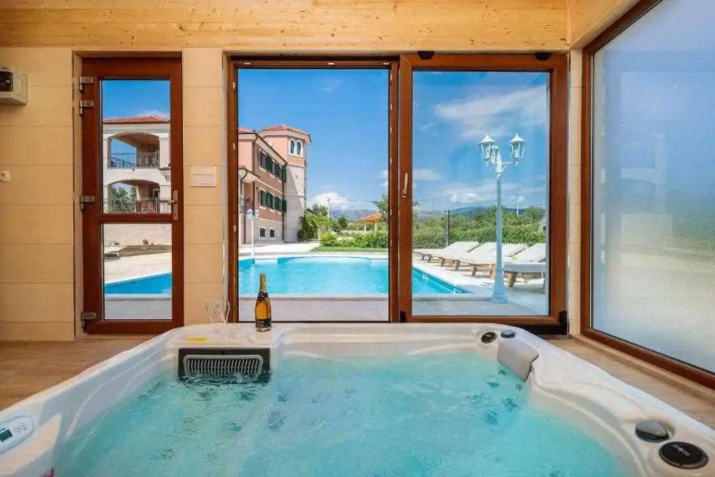 Ružić Villa for Up to 10 Guests