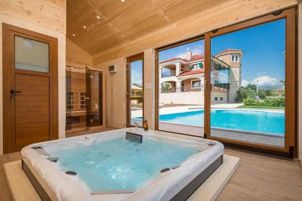 Ružić Villa for Up to 10 Guests
