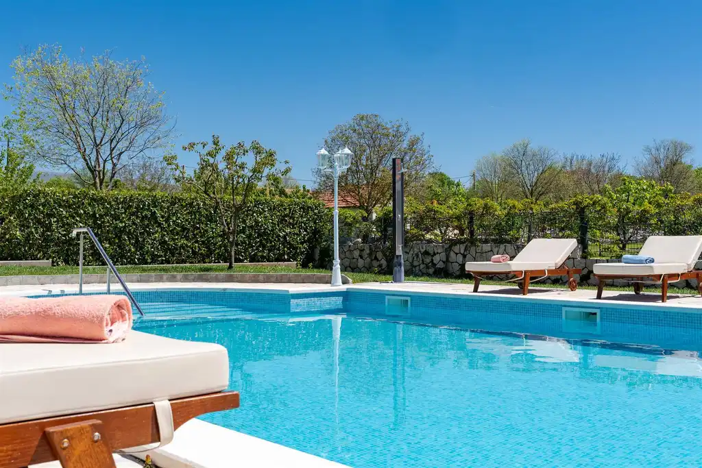 Ružić Villa for Up to 10 Guests