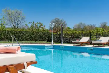 Ružić Villa for Up to 10 Guests