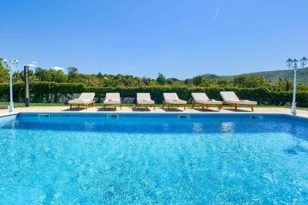 Ružić Villa for Up to 10 Guests