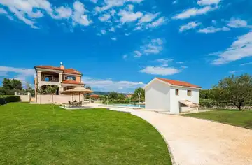 Ružić Villa for Up to 10 Guests