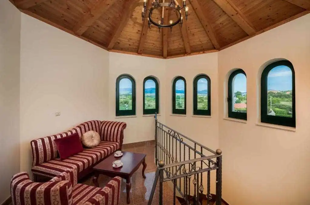 Ružić Villa for Up to 10 Guests