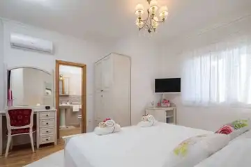 Ružić Villa for Up to 10 Guests