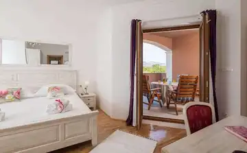 Ružić Villa for Up to 10 Guests