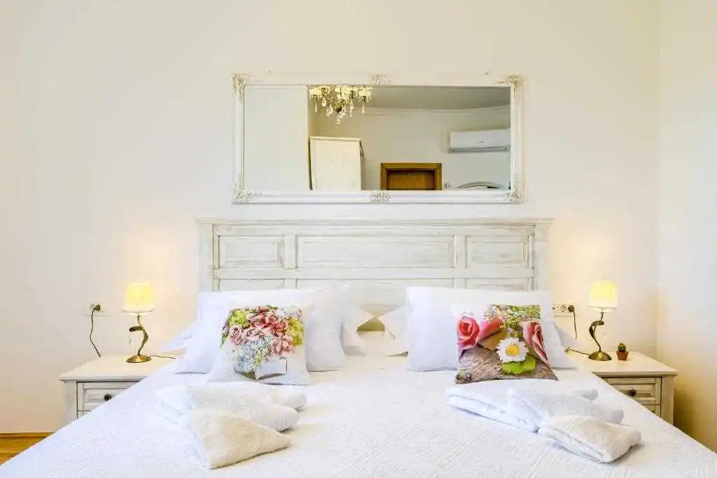 Ružić Villa for Up to 10 Guests