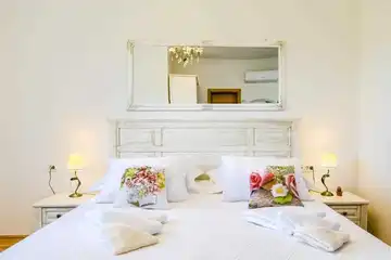 Ružić Villa for Up to 10 Guests