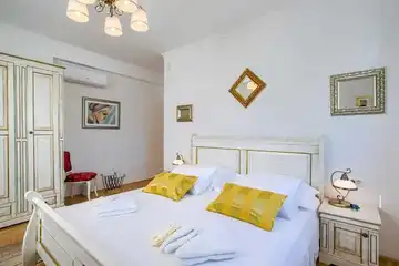 Ružić Villa for Up to 10 Guests