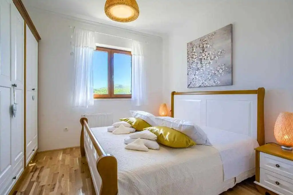 Ružić Villa for Up to 10 Guests