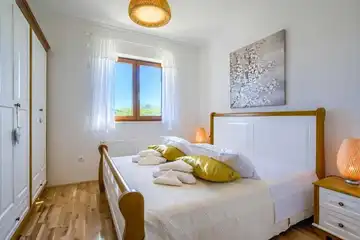 Ružić Villa for Up to 10 Guests