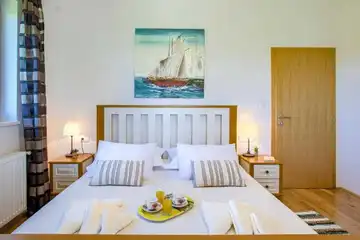 Ružić Villa for Up to 10 Guests