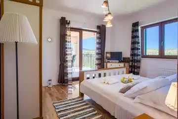 Ružić Villa for Up to 10 Guests