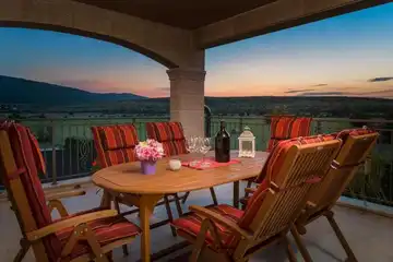 Ružić Villa for Up to 10 Guests