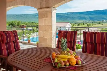 Ružić Villa for Up to 10 Guests